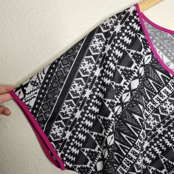 Catherines Black White Pink Patterned Top size 1X - Picture 4 of 8